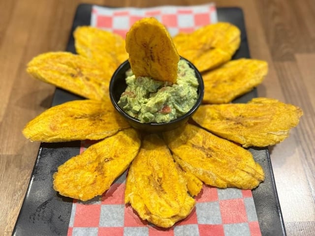 Guacamole Y Tostones.